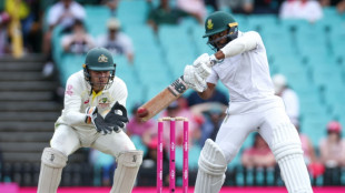 Australia claim three South Africa wickets as Sydney Test resumes 