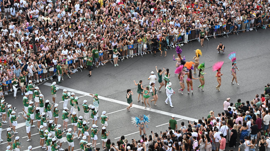 Decine di migliaia al Pride Madrid a 20 anni da prime nozze gay
