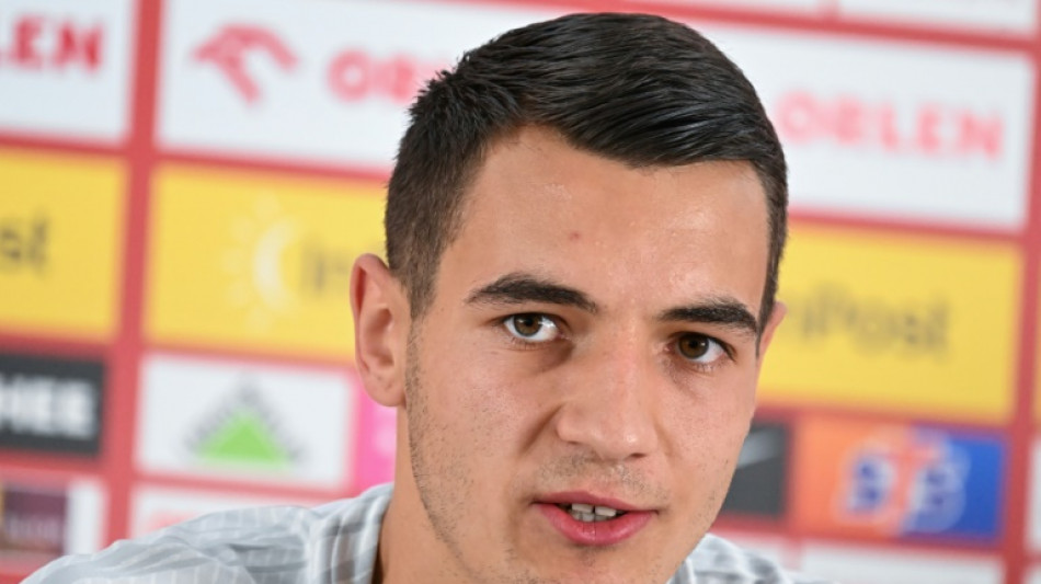 Arsenal sign Poland defender Kiwior from Spezia