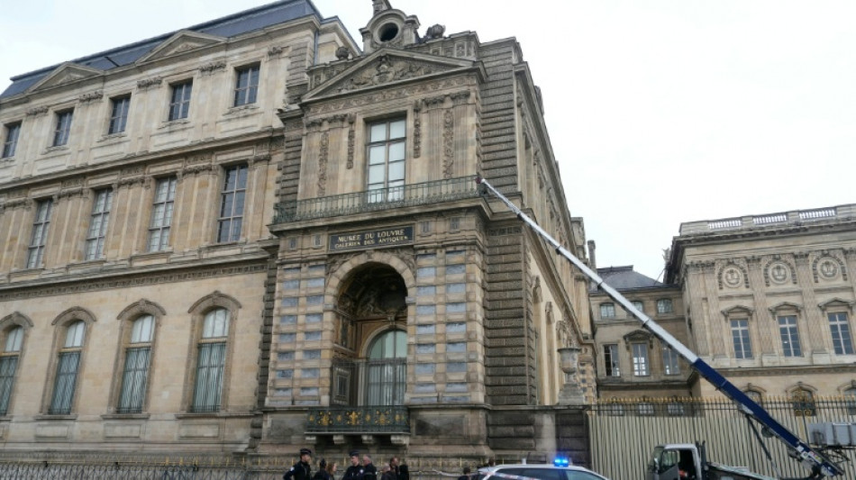Spectaculaire cambriolage au Louvre, des bijoux "inestimables" dérobés