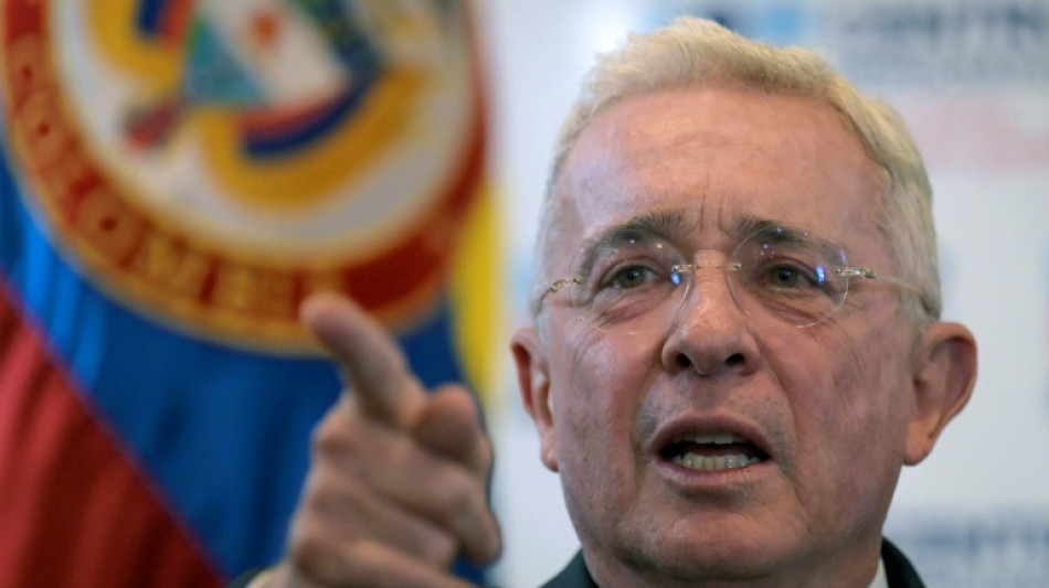Justi&ccedil;a da Col&ocirc;mbia acusa ex-presidente Uribe de suborno e fraude
