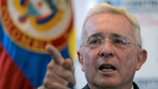 Justi&ccedil;a da Col&ocirc;mbia acusa ex-presidente Uribe de suborno e fraude