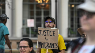 Residentes de Texas lamentan muerte de 53 migrantes en un cami&oacute;n