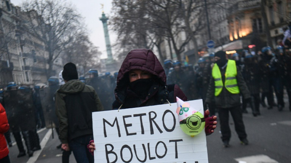 Retraites: premiers d&eacute;fil&eacute;s bien garnis, les syndicats esp&egrave;rent frapper "plus haut, plus fort"