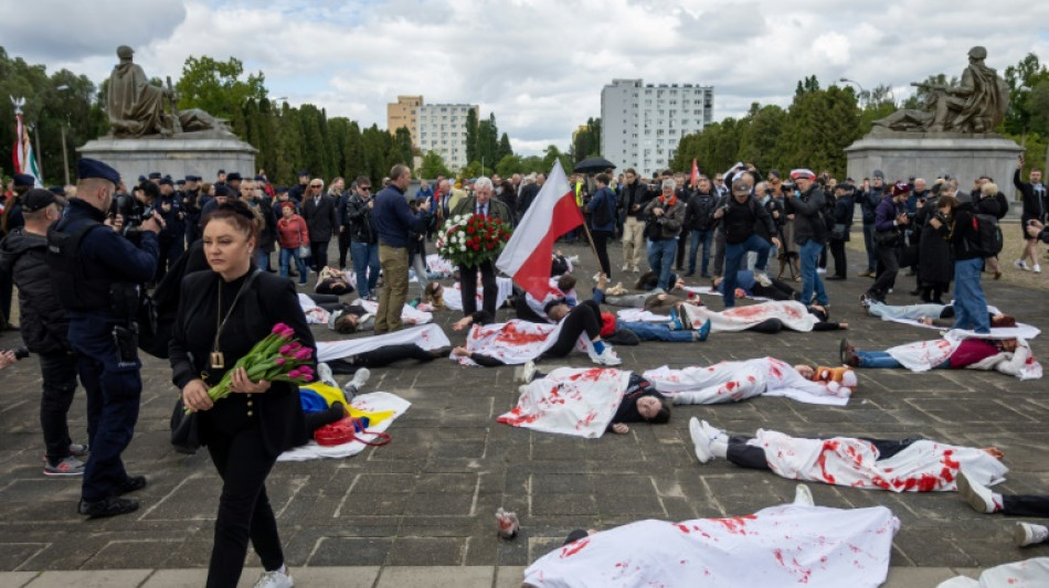 Des manifestants simulent la mort devant le mémorial soviétique à Varsovie