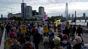 Miles de brit&aacute;nicos salen a la calle ante inflaci&oacute;n r&eacute;cord