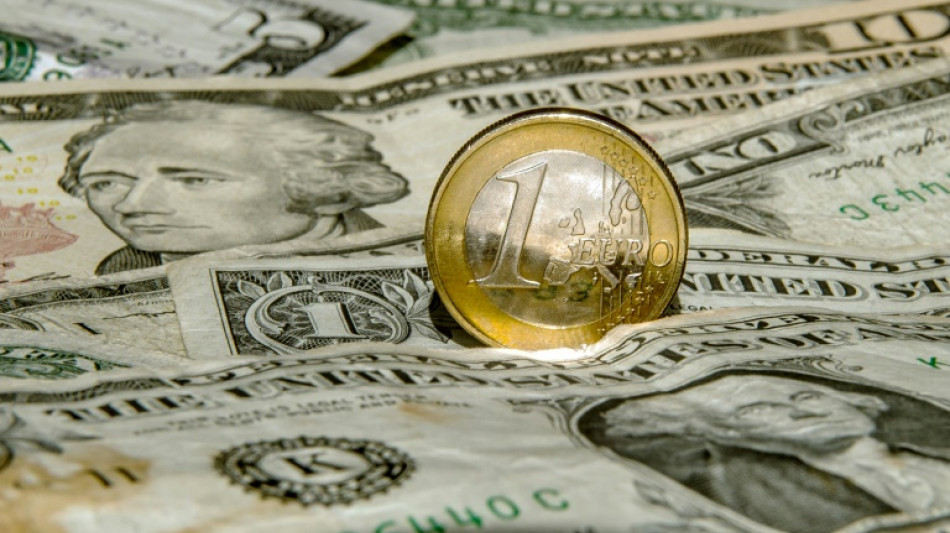 Nuevo m&iacute;nimo del euro frente al d&oacute;lar desde 2002