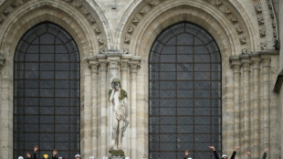Charles III. l&auml;sst sich Restaurierung der Pariser Kathedrale Notre-Dame zeigen