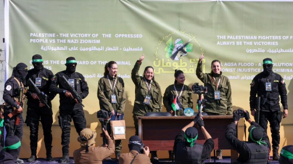 Ham&aacute;s muestra a las rehenes israel&iacute;es en una ceremonia antes de su liberaci&oacute;n