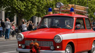 Berliner Feuerwehr feiert 175 Jahre mit Fahrzeugkorso durch die Stadt