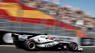 Checo P&eacute;rez abandona el GP de Espa&ntilde;a por falla hidr&aacute;ulica pero muestra optimismo