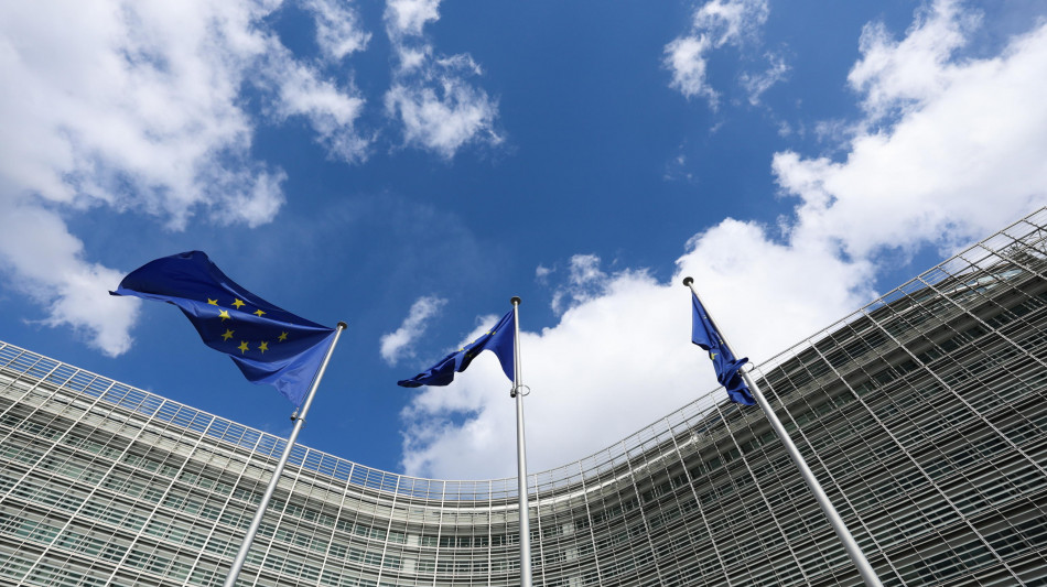 Ue multa Apple per 500 milioni e Meta per 200 milioni