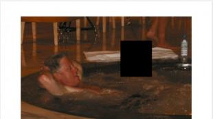 Ex-presidente Clinton d&aacute; explica&ccedil;&otilde;es sobre suas fotos nos arquivos Epstein