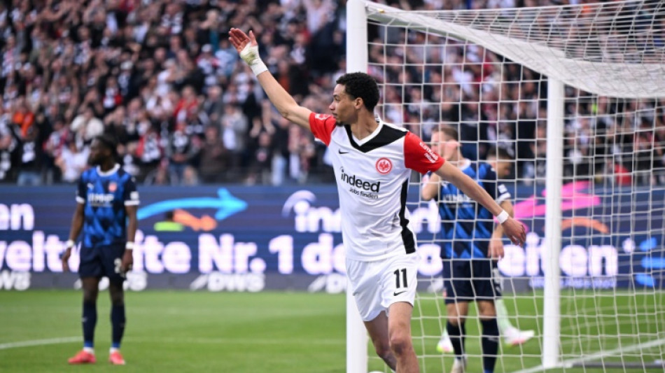 Eintracht Frankfurt vence Heidenheim (3-0) e fica mais perto da próxima Champions