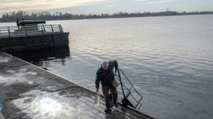 A orillas del r&iacute;o Dni&eacute;per en Jers&oacute;n, ucranianos consiguen agua y telefon&iacute;a m&oacute;vil