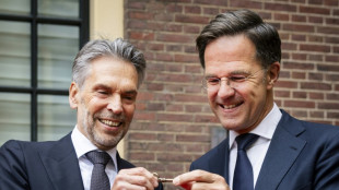 Dick Schoof presta juramento como primeiro-ministro dos Pa&iacute;ses Baixos