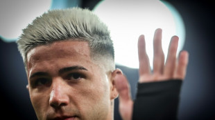 Fernandez set for Chelsea debut, Arsenal renew Premier League title charge