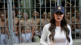 Depuis une mégaprison au Salvador, une responsable de l'administration Trump avertit les migrants: "ne venez pas"