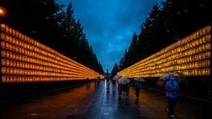 Ministros japoneses visitan pol&eacute;mico santuario militar