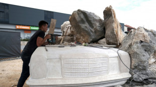 Pequena cidade croata constr&oacute;i escultura de um Mercedes para homenagear seus emigrantes