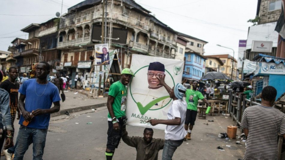 Sierra Leones Pr&auml;sident Bio trotz umstrittenen Wahlergebnisses im Amt vereidigt