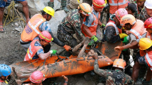 Crue au N&eacute;pal: deux ouvriers "miracul&eacute;s" sortis vivants d'un tunnel