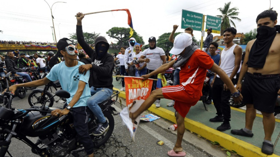 Manifestantes derrubam est&aacute;tuas de Ch&aacute;vez ap&oacute;s reelei&ccedil;&atilde;o de Maduro na Venezuela