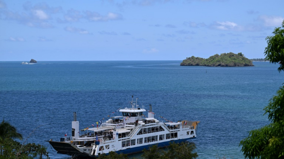 La barge, lien incontournable mais mis &agrave; mal par le cyclone &agrave; Mayotte