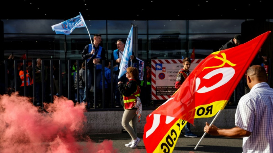 Los trabajadores de aeropuertos de Par&iacute;s desconvocan la huelga tras lograr una subida salarial del 3%