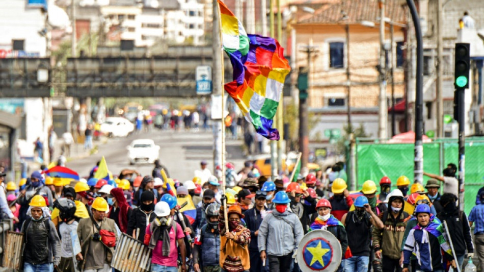 Presidente de Ecuador se salva de ser destituido y suspende negociaciones con l&iacute;der de protestas