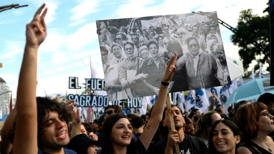 Argentinos marcham pela mem&oacute;ria da ditadura, contestada pelo governo