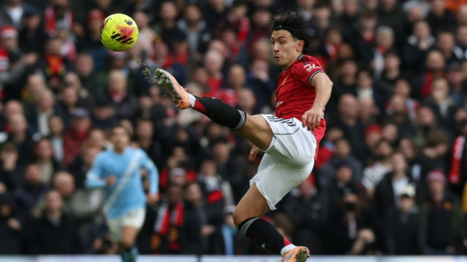 Scholes y Butt le aconsejan "madurar" a Licha Mart&iacute;nez