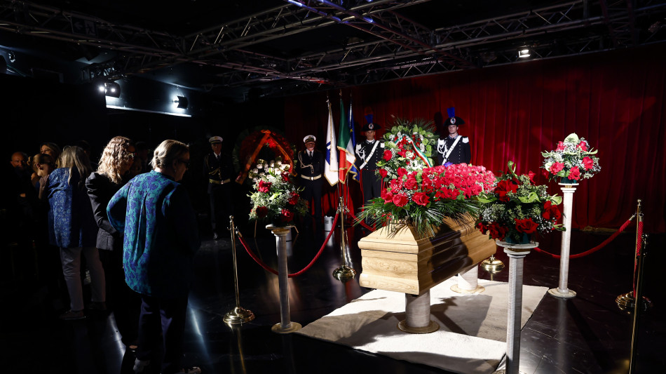 Riaperta camera ardente per Baudo, arrivati figlia e Amadeus