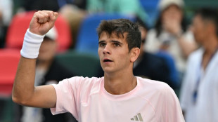 J&oacute;dar avanza a cuartos de Shangh&aacute;i con advertencia por hablar mal a un recogepelotas