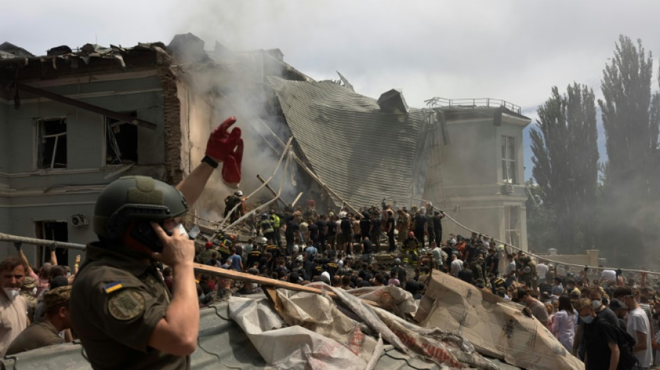 Volunt&aacute;rios buscam sobreviventes em hospital de Kiev ap&oacute;s um bombardeio russo