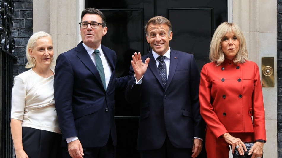 British, French leaders talk migrants, EU relations