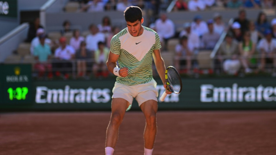 Alcaraz powers into French Open quarter-finals