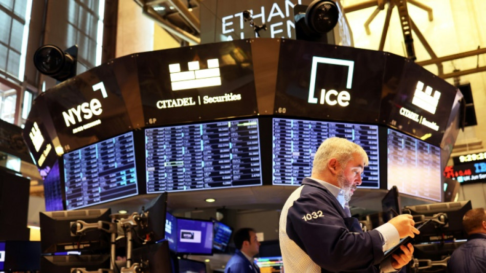 Wall Street ouvre en baisse, attentiste avant la saison des r&eacute;sultats