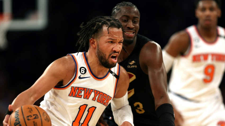 Knicks dominate Cavs, Hawks claw back against Celtics