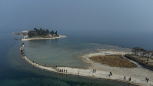 Un îlot du lac de Garde, symbole de la sécheresse frappant l'Italie