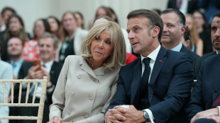 Bbc,prove a giudici Usa per mostrare che Brigitte Macron è donna