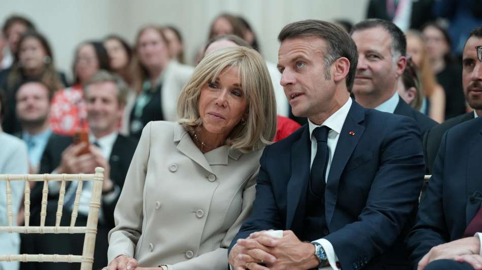 Udienza a Parigi per fake news su sessualità Brigitte Macron