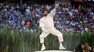 Super Bowl: Bad Bunny festif sans attaquer Trump, qui l'insulte publiquement