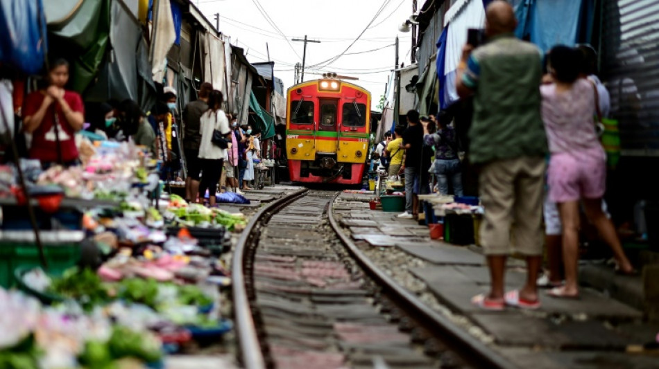 En Tha&iuml;lande, l'incroyable march&eacute; de la voie ferr&eacute;e de Maeklong retrouve ses touristes
