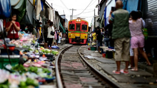 En Tha&iuml;lande, l'incroyable march&eacute; de la voie ferr&eacute;e de Maeklong retrouve ses touristes