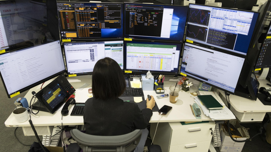 Borsa: Asia negativa con lente sull'Ai, Europa attesa cauta