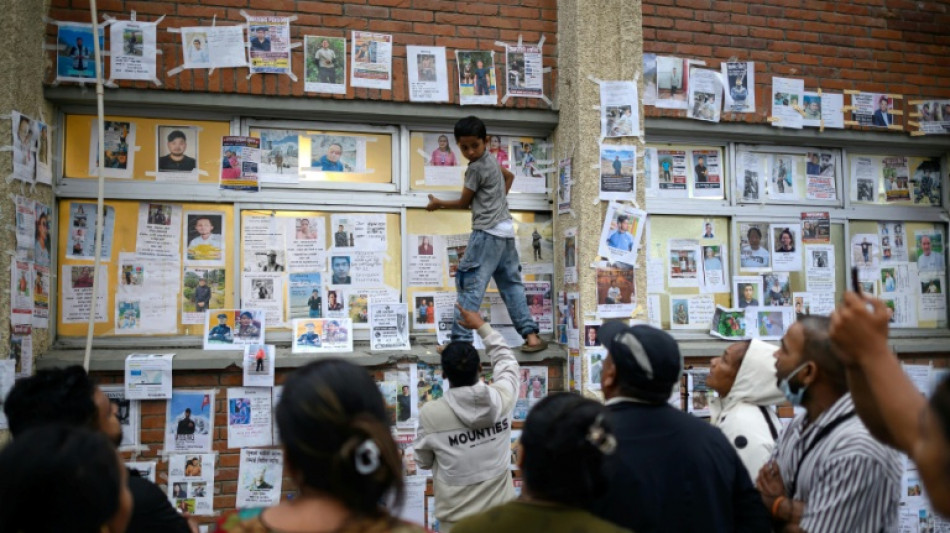 Un muro con fotos de los desaparecidos en Nepal mantiene viva la esperanza tras el deslave