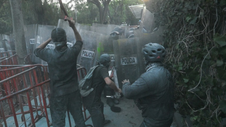 Manifestantes enfrentam a pol&iacute;cia perto da embaixada de Israel no M&eacute;xico