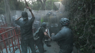 Manifestantes enfrentam a pol&iacute;cia perto da embaixada de Israel no M&eacute;xico