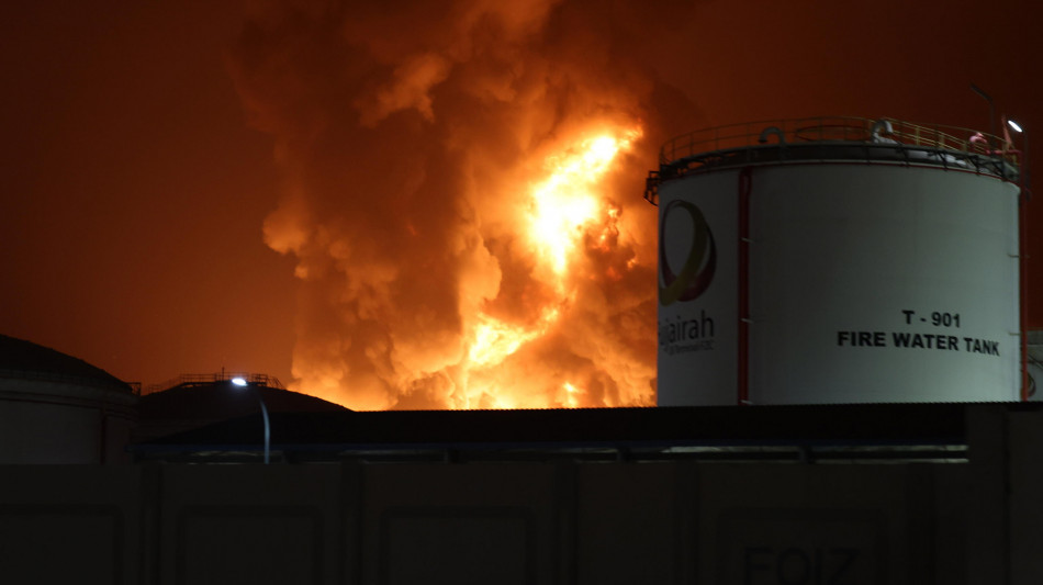 Petrolio in rialzo a 77,52 dollari, testa i massimi da giugno 2025